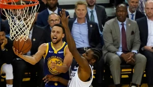 Obrońca Golden State Warriors Stephen Curry (L) w meczu z Minnesota Timberwolves. Andrew Wiggins (w środku) i center Karl-Anthony Towns (P).