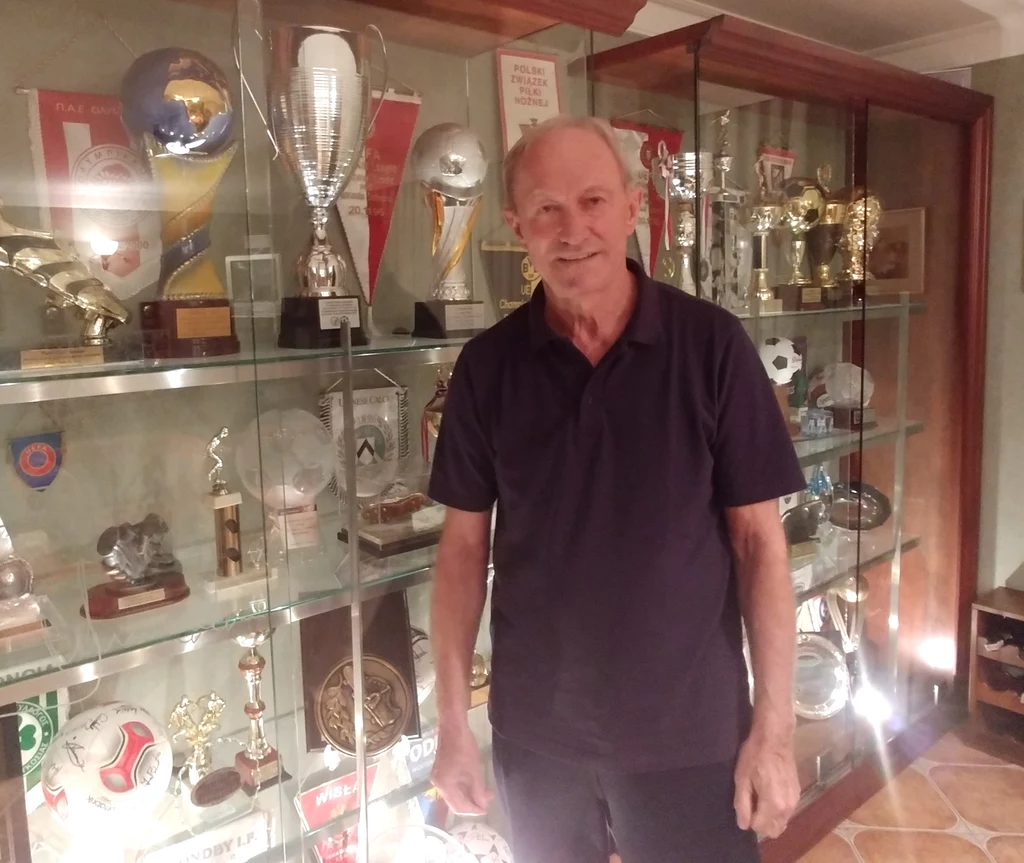 Trener Franciszek Smuda i jego skromna kolekcja trofeów. Trener Franciszek Smuda i jego skromna kolekcja trofeów.