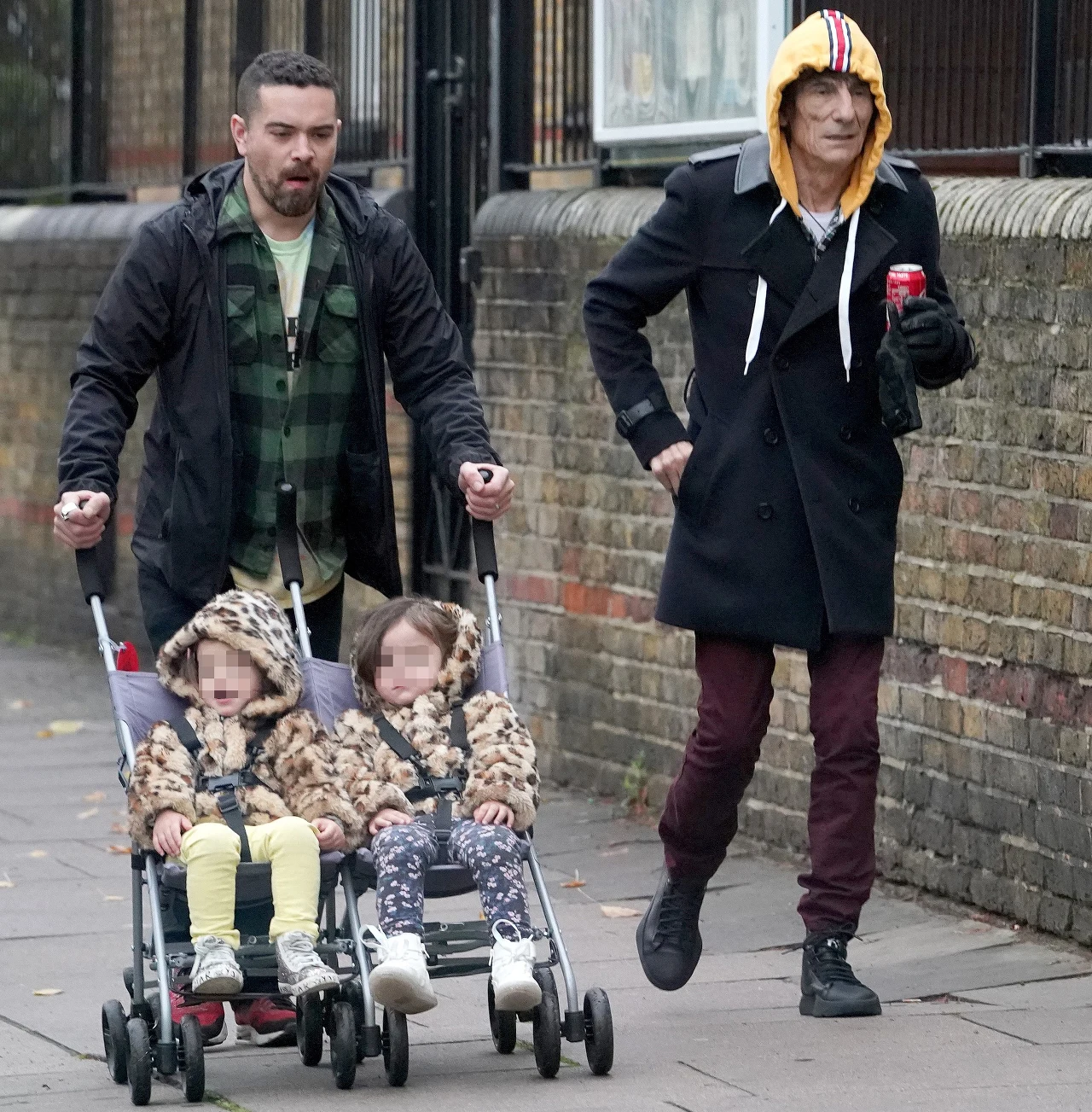 Ronnie Wood z córeczkami Ronnie Wood z córeczkami