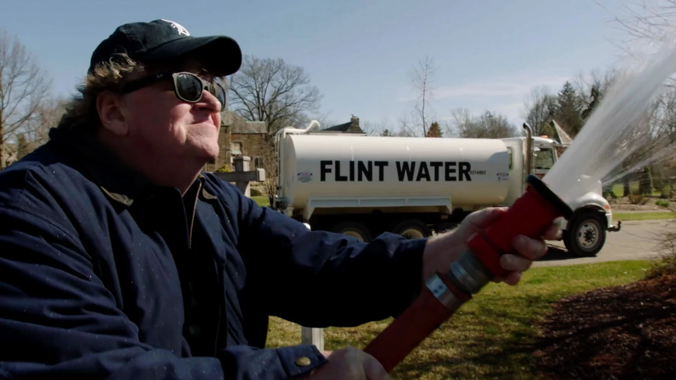 Michael Moore w scenie z filmu "Fahrenheit 11/9" Michael Moore w scenie z filmu "Fahrenheit 11/9"