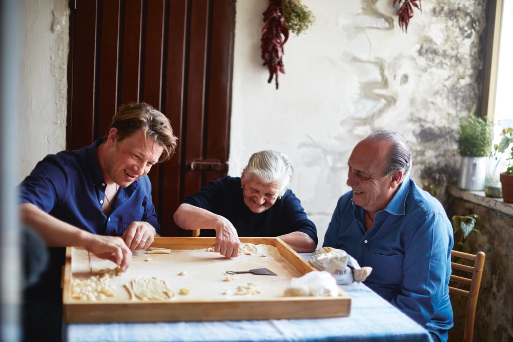 Jamie i Gennaro przygotowuje makaron z nonną (zdj. David Loftus / © Jamie Oliver Enterprises Limited, 2018)