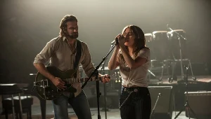 Bradley Cooper i Lady Gaga w scenie z "Narodzin gwiazdy"
