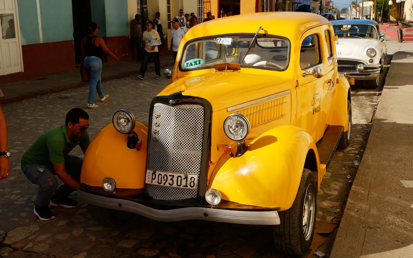 Kuba to także starsze modele. Na zdjęciu świetnie zachowany Ford z 1935 roku.