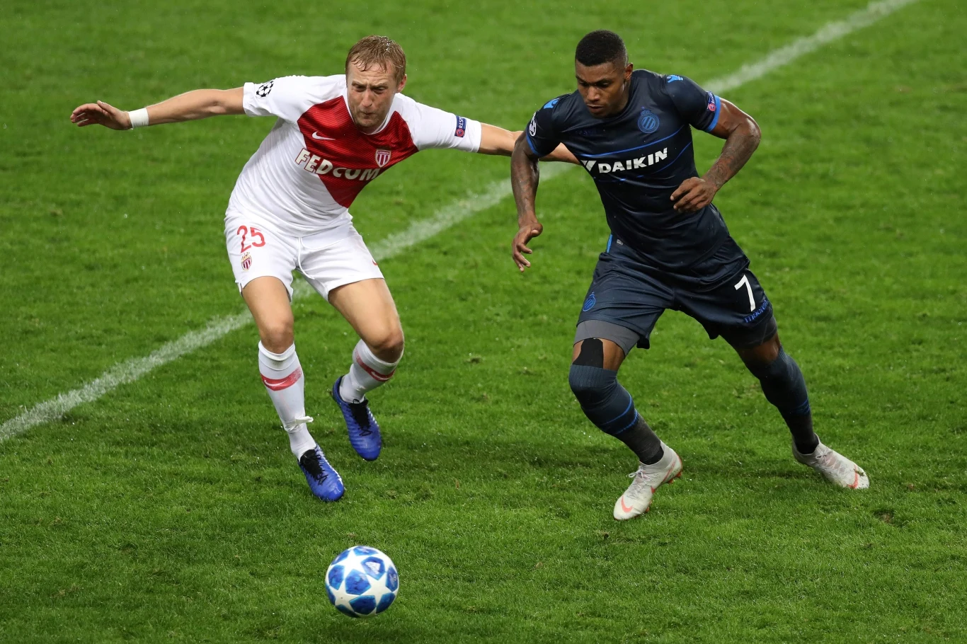 Kamil Glik w starciu z Wesleyem Moraesem z FC Brugge.