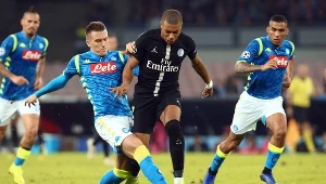 Kylian Mbappe w walce z Piotrem Zielińskim w meczu Napoli - PSG
