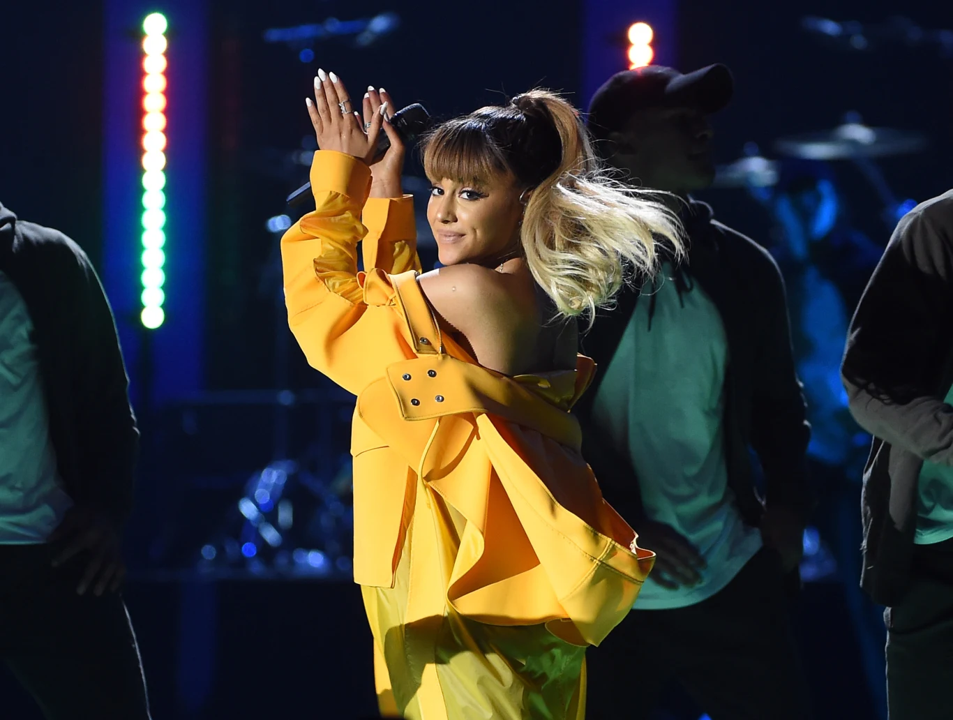 Ariana Grande otrzymała w tym roku tytuł Kobiety Roku przyznawany przez magazyn "Billboard". W poprzednich latach nagrodą Women In Music obdarowano m.in. Selenę Gomez, Madonnę, Taylor Swift oraz Beyonce. Wyróżnienie to trafia w ręce gwiazd muzyki, które mogą stanowić inspirację dla młodych kobiet.