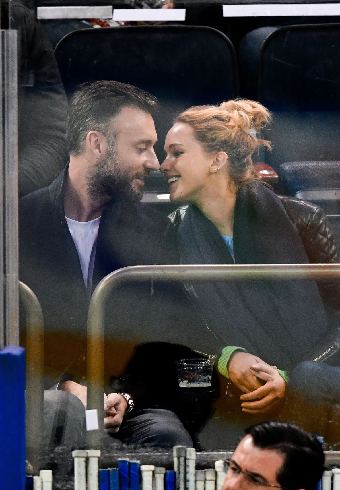 Para wybrała się razem na mecz hokeja