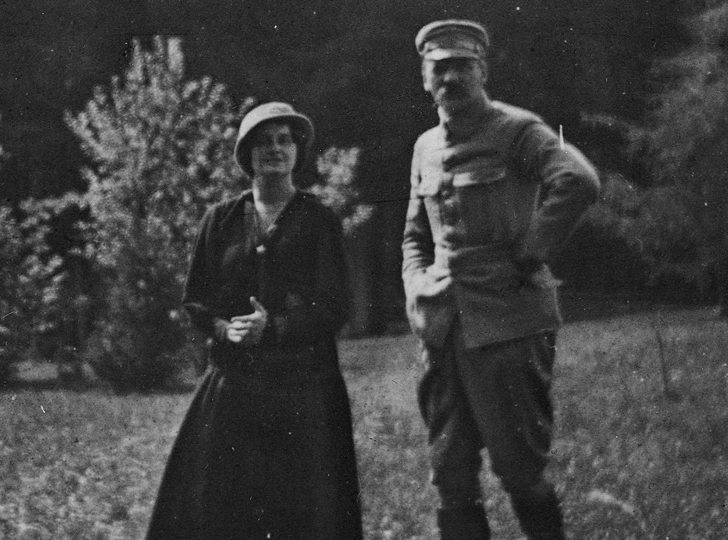 Szczerbińska za swoją niepodległościową działalność w POW została aresztowana przez Niemców i trafiła do obozu w Szczypiornie. Na zdjęciu razem z Józefem Piłsudskim w czasie pobytu w Zakopanem. 1916 rok (domena publiczna)