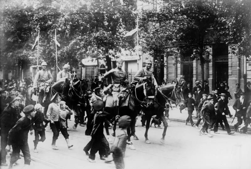 Po tym jak Niemcy zajęli w 1915 roku większość polskich ziem i wprowadzili ostrą cenzurę Maria Rychterówna postanowiła coś z tym zrobić i odniosła spektakularny sukces. Na zdjęciu Niemcy wkraczają do Warszawy (Bundesarchi/CC BY-SA 3.0 DE)