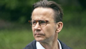 Bartlomiej Topa na planie serialu "Pod powierzchnią"