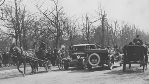 Początkowo samochody koegzystowały z bryczkami konnymi  / Fot: Narodowe Archiwym Cyfrowe