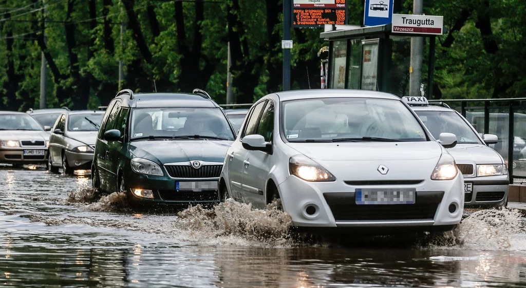 Czy wszyscy kierowcy na tym zdjęciu mają włączone prawidłowe światła?