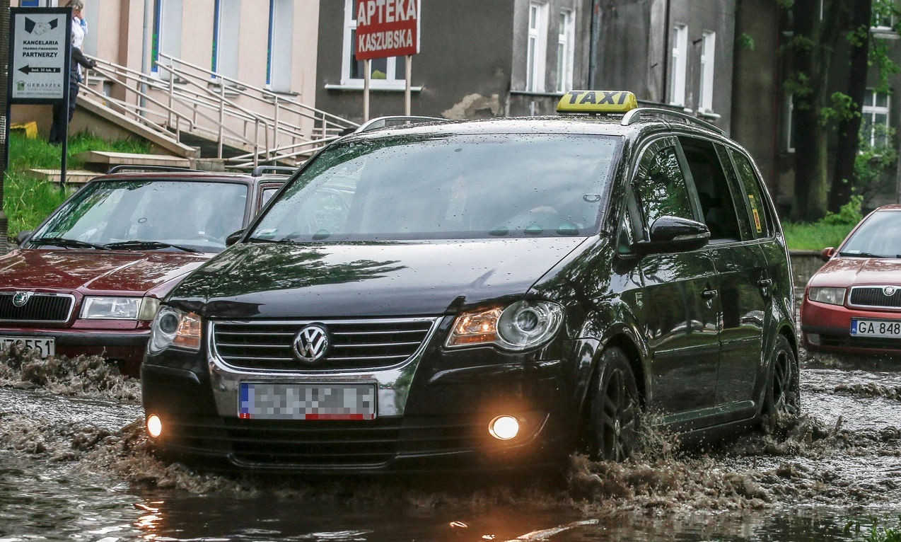 Światła postojowe oraz przeciwmgielne - zawodowy kierowca "daje przykład"