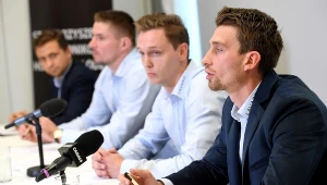 Od prawej: Krystian Dziubiński, Marcin Kolusz i Maciej Kruczek podczas konferencji prasowej Stowarzyszenia Zawodników Hokeja na Lodzie w Krakowie