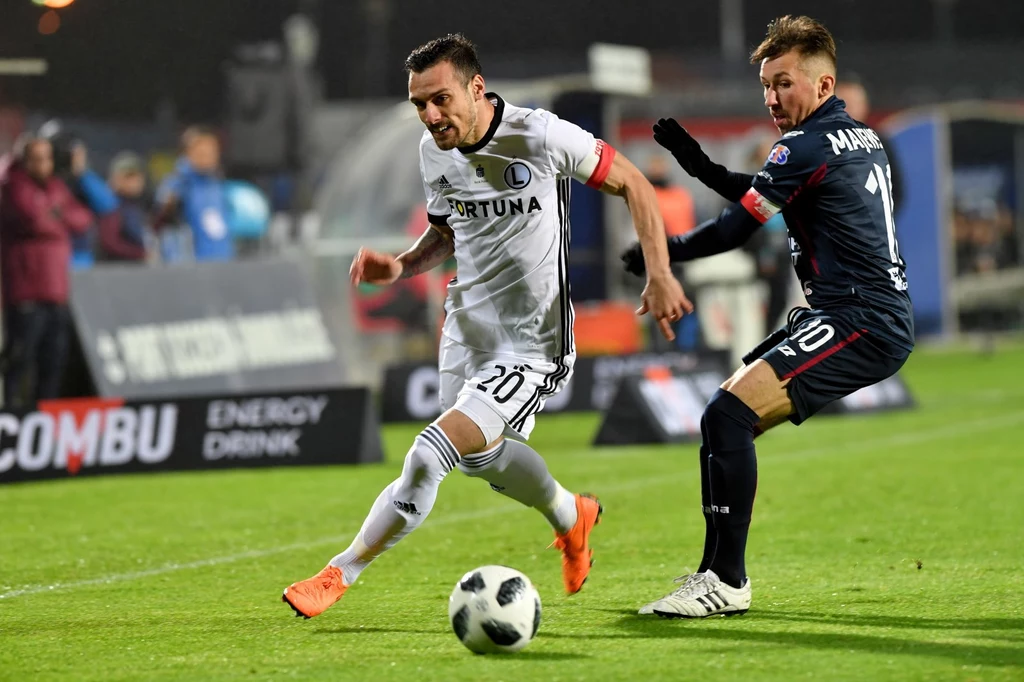 Zawodnik Pogoni Szczecin Radosław Majewski (P) i Marko Veszović (L) z Legii Warszawa