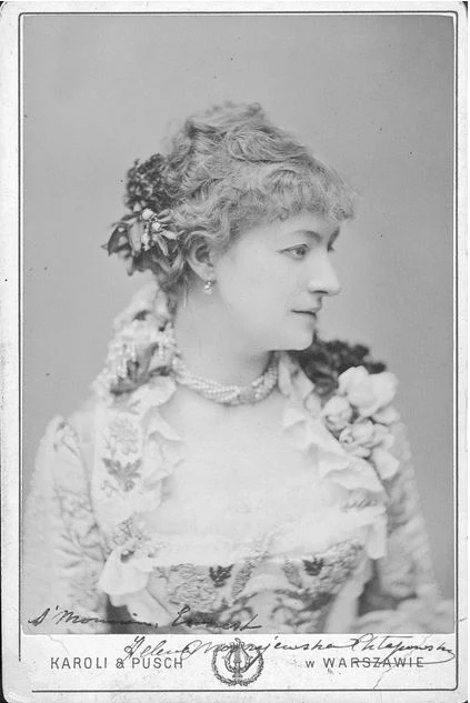 Helena Modrzejewska na fotografii portretowej (zdjęcie wykonane po 1870 r.) Helena Modrzejewska na fotografii portretowej (zdjęcie wykonane po 1870 r.)