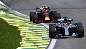 Na prowadzeniu Lewis Hamilton (Mercedes), a za nim Max Verstappen (Red Bull)