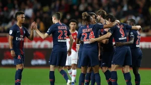 Piłkarze PSG cieszą się z gola strzelonego przeciwko AS Monaco