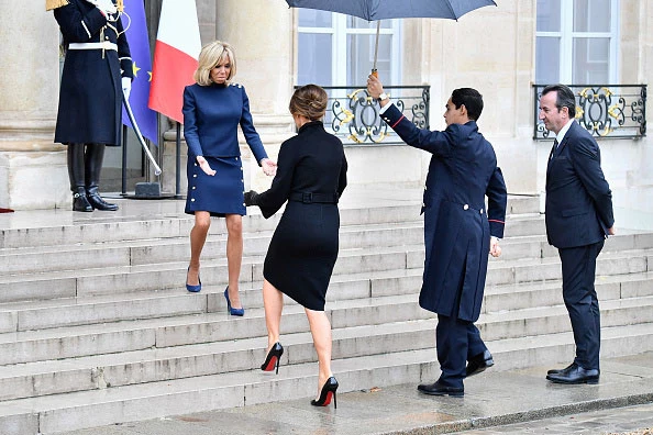  Melania Trump i Brigitte Macron przed Pałacem Elizejskim 