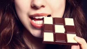 Dlaczego przed i w trakcie okresu tak bardzo pożądamy czekolady i niezdrowych przekąsek
