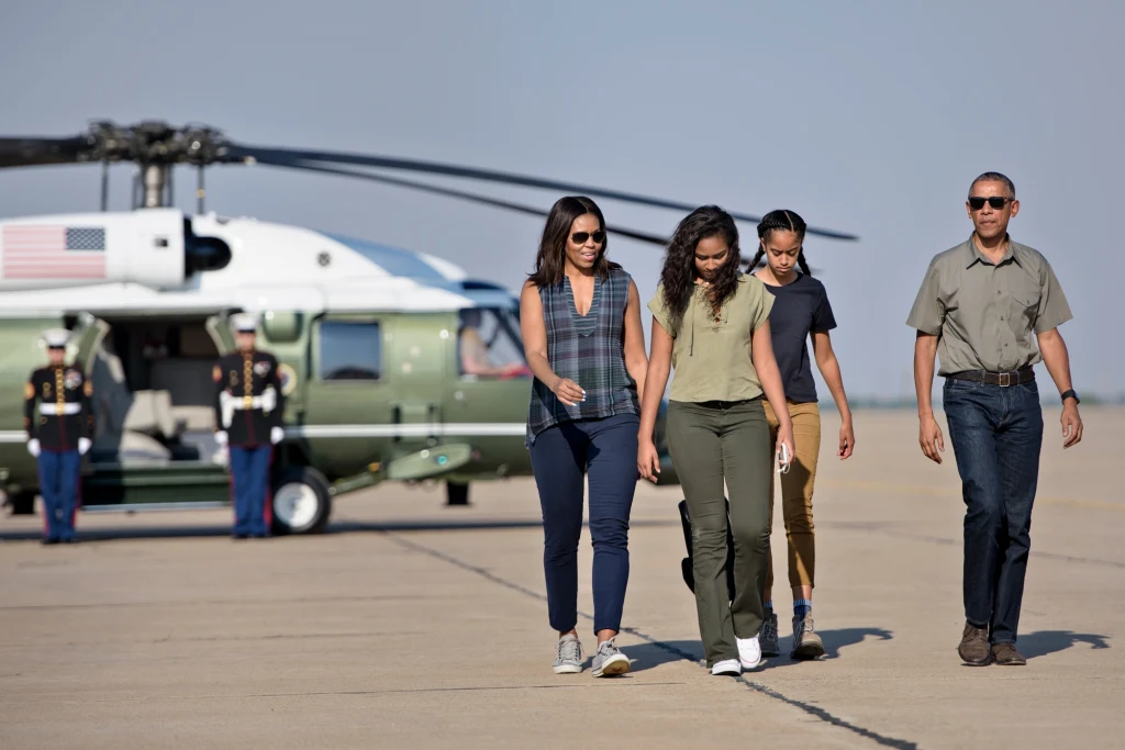 Michelle i Barack Obama z córkami Michelle i Barack Obama z córkami