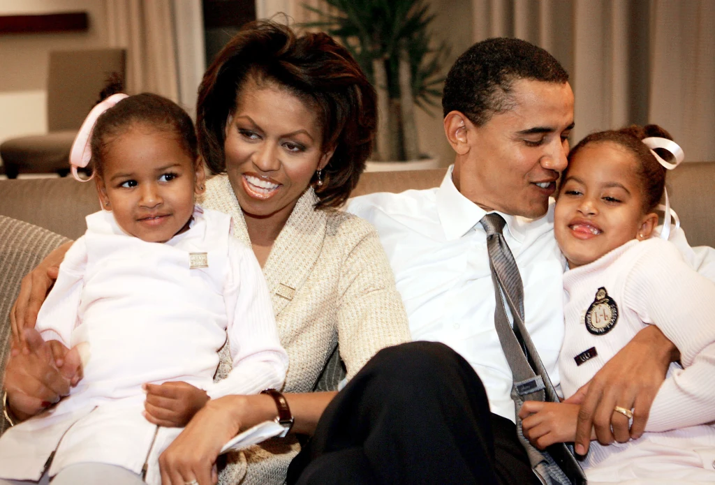 Michelle i Barack Obama z córkami, zdjęcie archiwalne Michelle i Barack Obama z córkami, zdjęcie archiwalne