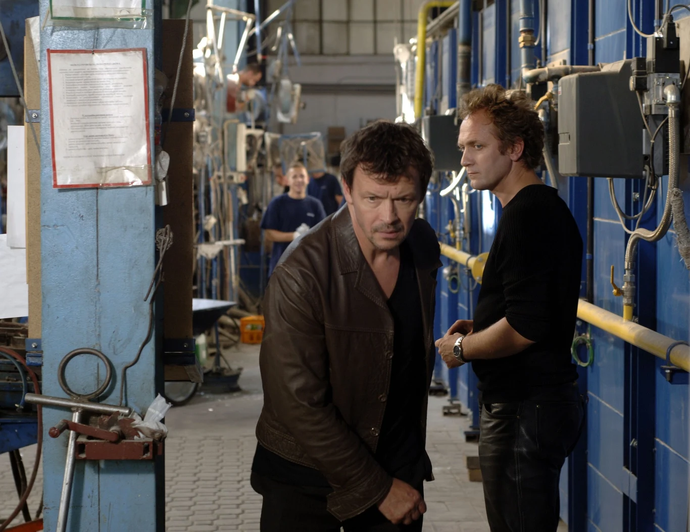 Zanim "Nieruchomy poruszyciel" trafił na ekrany kin, prezentowany był przedpremierowo na odbywającym się w Kazimierzu Dolnym i Janowcu nad Wisłą Festiwalu Filmu i Sztuki "Dwa Brzegi". Podczas pokazu filmu niektórzy z widzów byli tak zszokowani, że nie doczekali końca seansu i opuścili salę w trakcie projekcji.

- Na każdego film działa inaczej. Każdy z nas ma inny stopień i sposób rozumienia kina. Jedni są w stanie zobaczyć film jako strukturę, a inni przeżywają go czysto emocjonalnie. Ten film ma rozmawiać z widzem na każdym poziomie. Zdaję sobie sprawę, że będą ludzie, których film mocno złapie i dostarczy im silnych emocjonalnych wstrząsów, będą też tacy, których film odrzuci - Barczyk wyjaśniał w rozmowie z Interią.