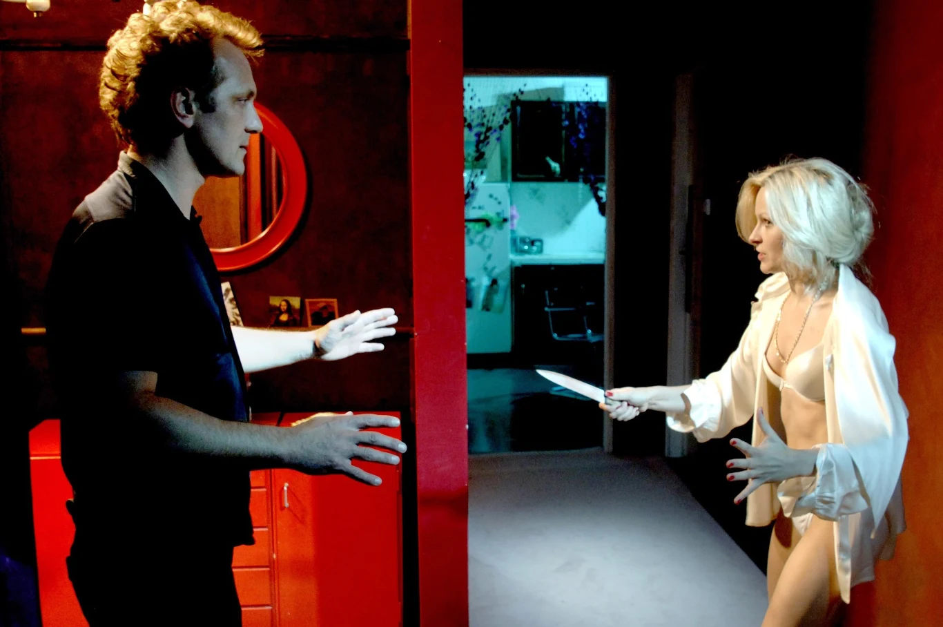 "Chciałem opowiedzieć o sile, która jest poza moralnością i etyką, a która powoduje, że rzeczy się dzieją, że człowiek trzyma się w kupie, mimo że jest zbudowany z tylu komórek. Według tego, w co wierzę, tym czymś jest miłość. To jest jakaś esencja świata - nie jest ani dobra, ani zła" - tłumaczył Łukasz Barczyk, reżyser filmu "Nieruchomy poruszyciel", który dokładnie 10 lat temu trafił na ekrany polskich kin. 

Była to pierwsza główna kinowa rola Mariety Żukowskiej.  "Zagrała kobietę starszą i dojrzalszą od siebie o kilka lat. Stworzyła dziwną mieszankę uwodzicielki i ofiary, postaci skrajnie niejednoznacznej w sferze ocen moralnych i etycznych. Nie wiemy czy jej współczuć czy ją nienawidzić. Jest fascynująca dla kobiet i mężczyzn. Jest pożądana i wyklęta zarazem" - oceniał kreację Żukowskiej reżyser.