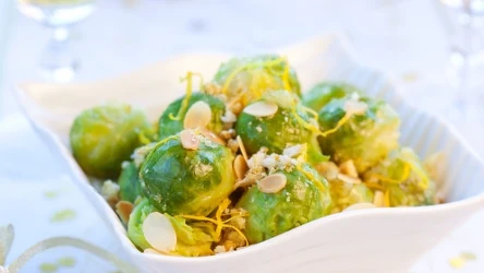 Brukselka jest uprawiana w Polsce, ale nie jest tak powszechna jak rodzime warzywa kapustne.