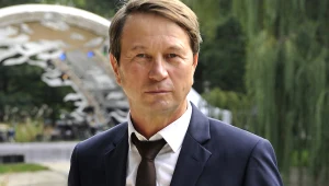 "Popularność jest w życiu aktora jak kostka cukru, która je osładza" - mówi Piotr Cyrwus 