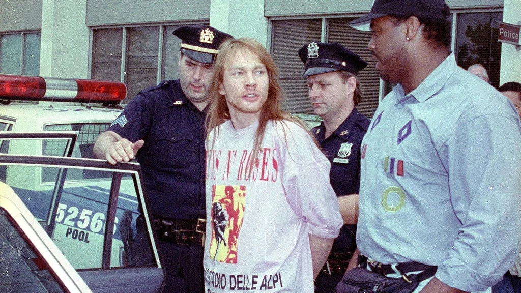 Takie widoki były codziennością. Axl Rose zatrzymany przez policję pod zarzutem napaści, rok 1992