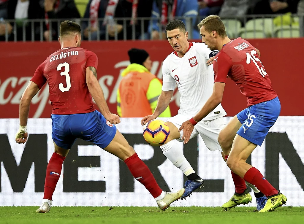 Robert Lewandowski w otoczeniu Czechów
