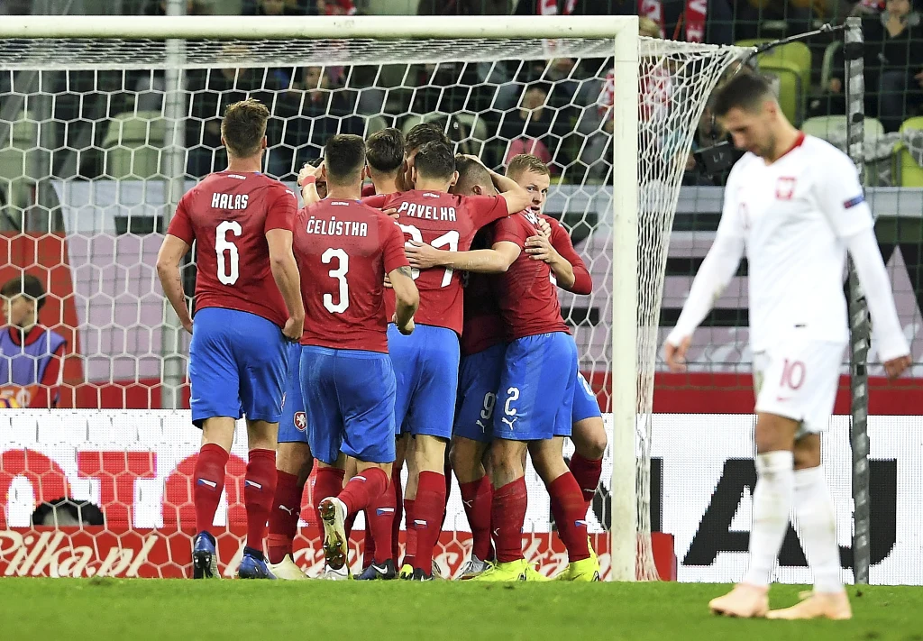 Radość Czechów po strzeleniu gola w meczu z Polską. Z prawej Grzegorz Krychowiak. Radość Czechów po strzeleniu gola w meczu z Polską. Z prawej Grzegorz Krychowiak.