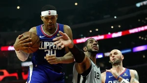 Marcin Gortat w meczu z San Antonio Spurs