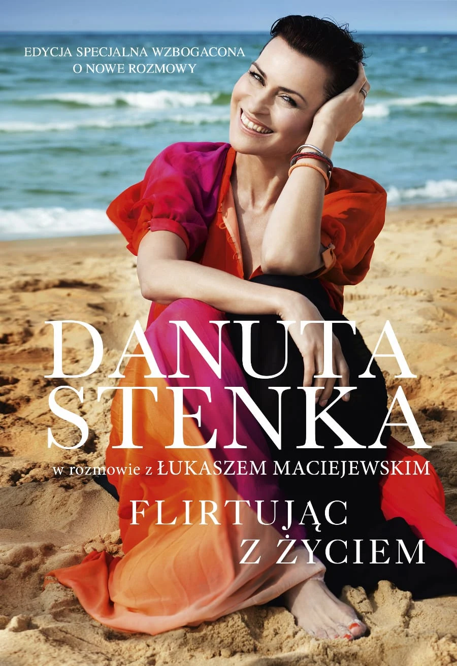 Okładka nowego wydania książki "Flirtując z życiem" - rozmowy Danuty Stenki z Łukaszem Maciejewskim. Specjalna edycja wzbogacona jest o trzy nowe rozdziały, znajdą się w niej także niepublikowane dotąd zdjęcia z archiwum prywatnego autorki. Okładka nowego wydania książki "Flirtując z życiem" - rozmowy Danuty Stenki z Łukaszem Maciejewskim. Specjalna edycja wzbogacona jest o trzy nowe rozdziały, znajdą się w niej także niepublikowane dotąd zdjęcia z archiwum prywatnego autorki.