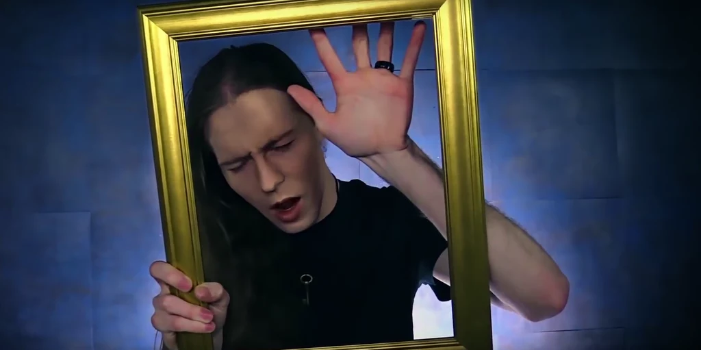 Jered Threatin w teledysku "Living Is Dying"