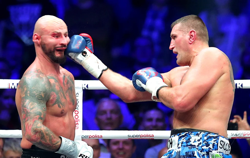 Fotoreporterowi udało się uchwycić potężny cios Mariusza Wacha, który aż zniekształcił twarz Artura Szpilki Fotoreporterowi udało się uchwycić potężny cios Mariusza Wacha, który aż zniekształcił twarz Artura Szpilki