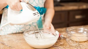 To ciasto bez pieczenia robiło furorę w PRL-u. Dziś też podbija serca gości