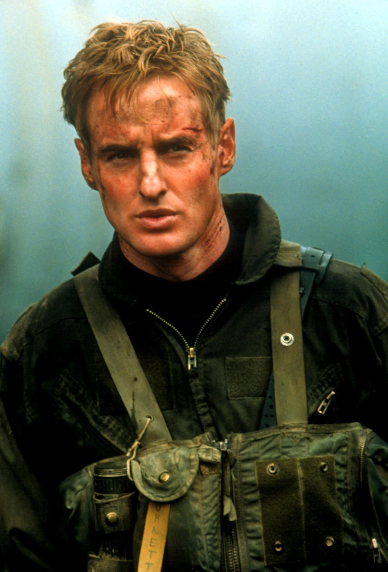 W nietypowej kreacji amerykańskiego pilota stacjonującego na Bałkanach zobaczyliśmy Wilsona w wojennym filmie "Za linią wroga".

- Chcieliśmy, by naszego bohatera zagrał aktor, którego nie zwykło się kojarzyć z kinem akcji. Owen ma wielką charyzmę i wspaniałe poczucie humoru i świetnie wywiązał się z zadania, które mu powierzyliśmy. Widzowie będą się z nim utożsamiać tak, jak niegdyś utożsamiali się z Jamesem Stewartem, Gary Cooperem czy Steve'em McQueenem - mówił producent John Davis.

Przed rozpoczęciem zdjęć Wilson przeszedł szkolenie wojskowe, brał lekcje pilotażu i poznawał sekrety odrzutowca F/A-18 w jednej z baz amerykańskiej marynarki wojennej.