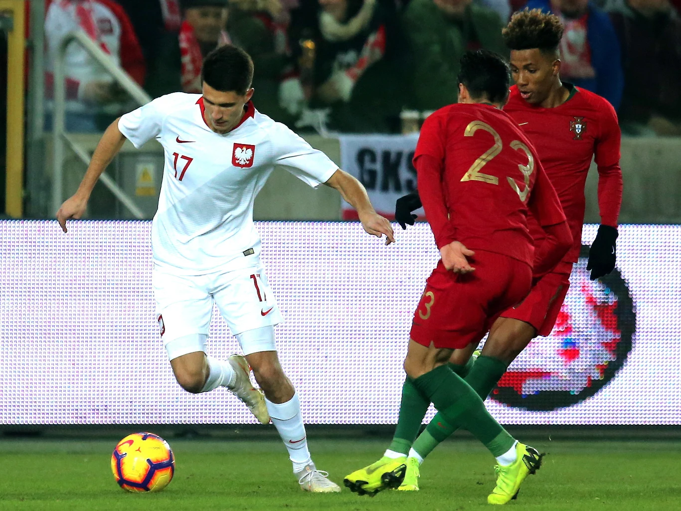 Bartosz Kapustka (z lewej) w meczu z Portugalią Bartosz Kapustka (z lewej) w meczu z Portugalią