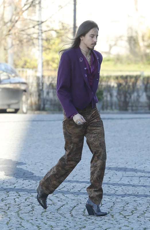 Michał Szpak w butach na obcasie