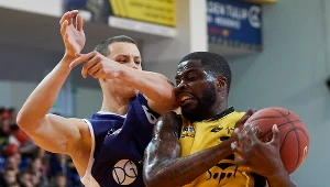 Koszykarz Trefla Sopot Ian Baker i Mateusz Zębski z MKS-u Dąbrowa Górnicza