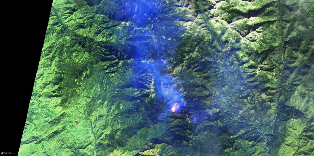 Zdjęcie pożaru znajdującego się około 30 km na wschód od miasta Visalia w Kalifornii (15 listopada), wykonane przez satelitę Sentinel. 2 Fot. ESA, Sentinel Hub Zdjęcie pożaru znajdującego się około 30 km na wschód od miasta Visalia w Kalifornii (15 listopada), wykonane przez satelitę Sentinel. 2 Fot. ESA, Sentinel Hub