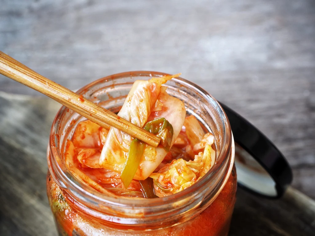 Kimchi czasami jest czasochłonne, ale można kupić je w praktycznie każdym sklepie