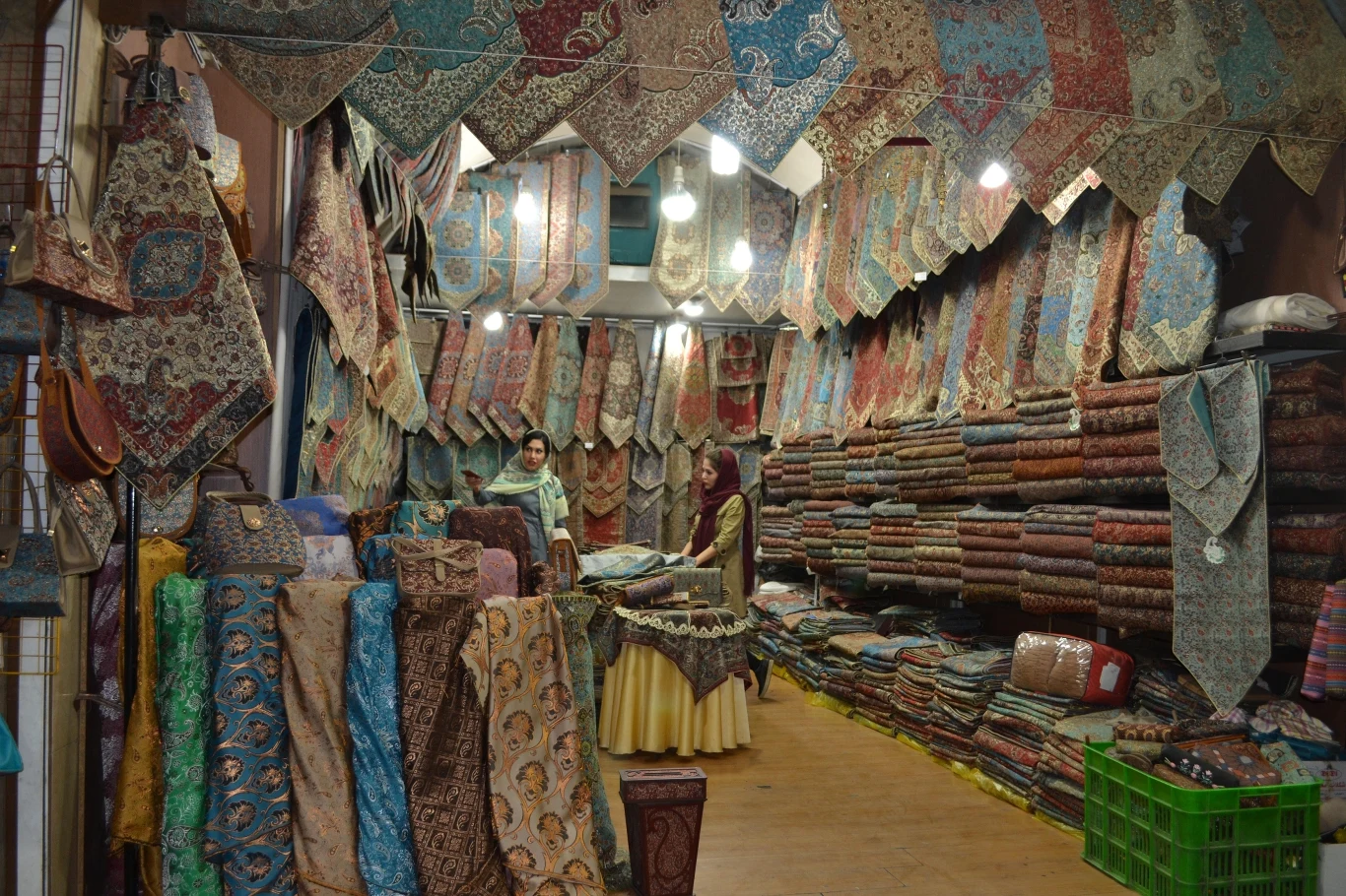 Zakupy na bazarach mają swój niepowtarzalny klimat Zakupy na bazarach mają swój niepowtarzalny klimat