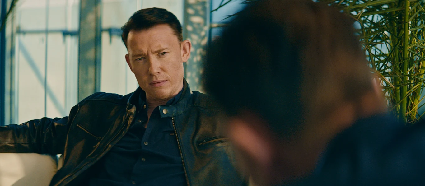 Pierwsza tego typu produkcja w Polsce to zatankowana do pełna adrenaliną i ogłuszająca rykiem silników opowieść o młodym chłopaku, który trafia w sam środek gangsterskiego piekła nielegalnych wyścigów samochodowych. Świata, gdzie gra się wyłącznie o najwyższe stawki, a każda zła decyzja może być tą ostatnią.