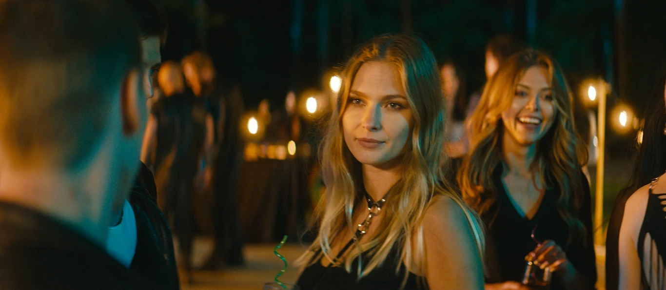 To właśnie w nim poznaje Ewę - obdarzoną wyjątkową urodą, nieugiętą zawodniczkę, która z zaciętej rywalki staje się jego wielką namiętnością.