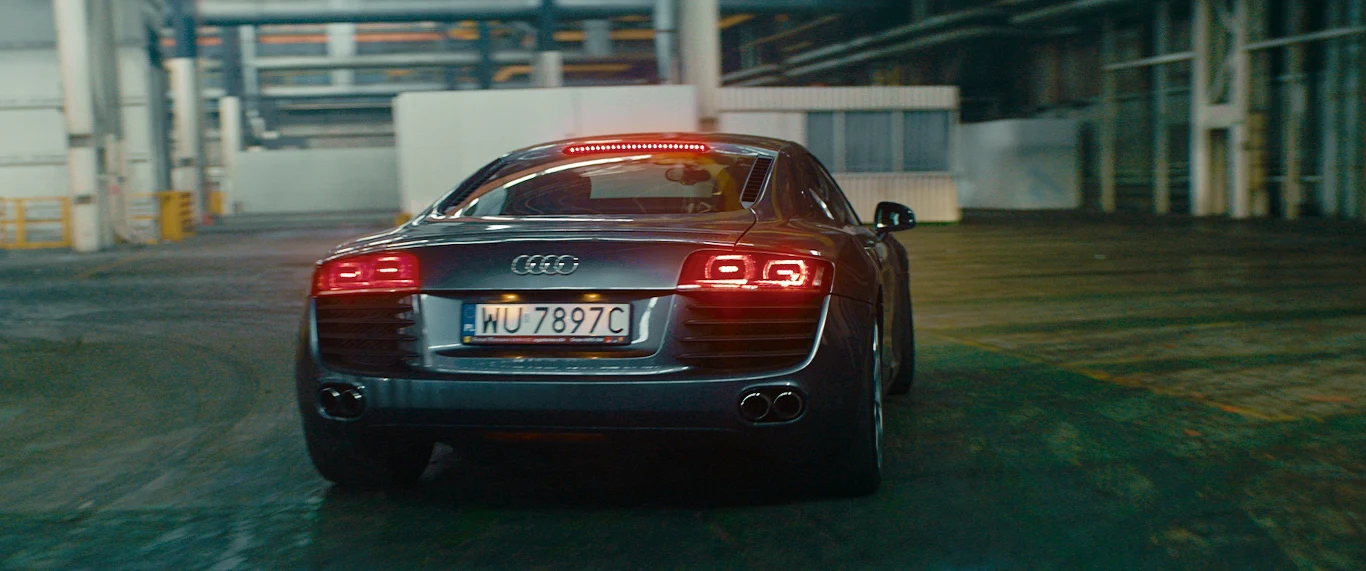 Jego siostra Lena musi przejść bardzo kosztowną operację za granicą. Chcąc zdobyć potrzebne środki, chłopak postanawia brać udział w nielegalnych rajdach.