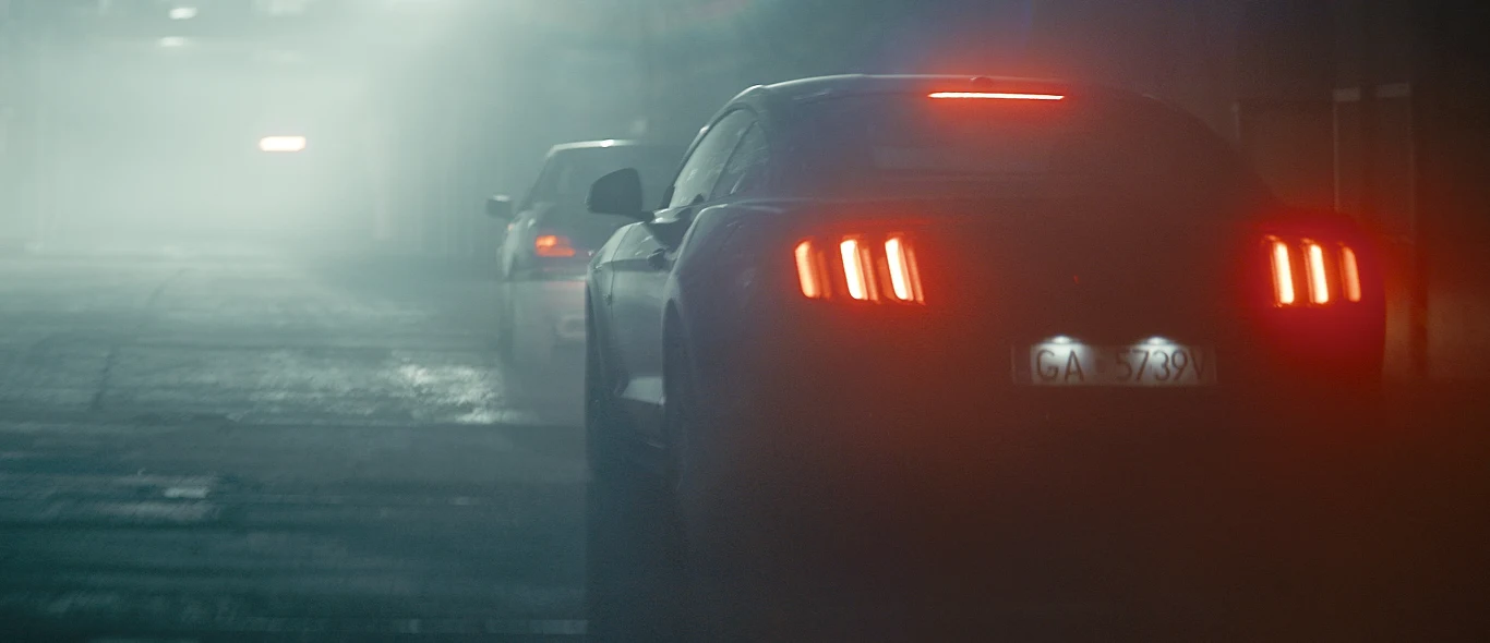 Poznaj niebezpieczny świat wyścigów, gdzie gra toczy się wyłącznie o najwyższe stawki. 