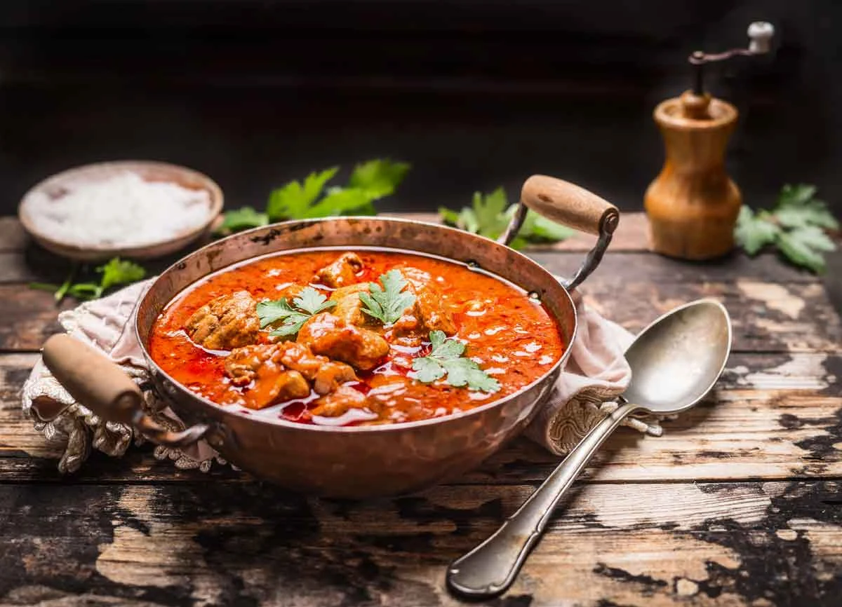 Gulasz jest rozgrzewający i lekko pikantny Gulasz jest rozgrzewający i lekko pikantny